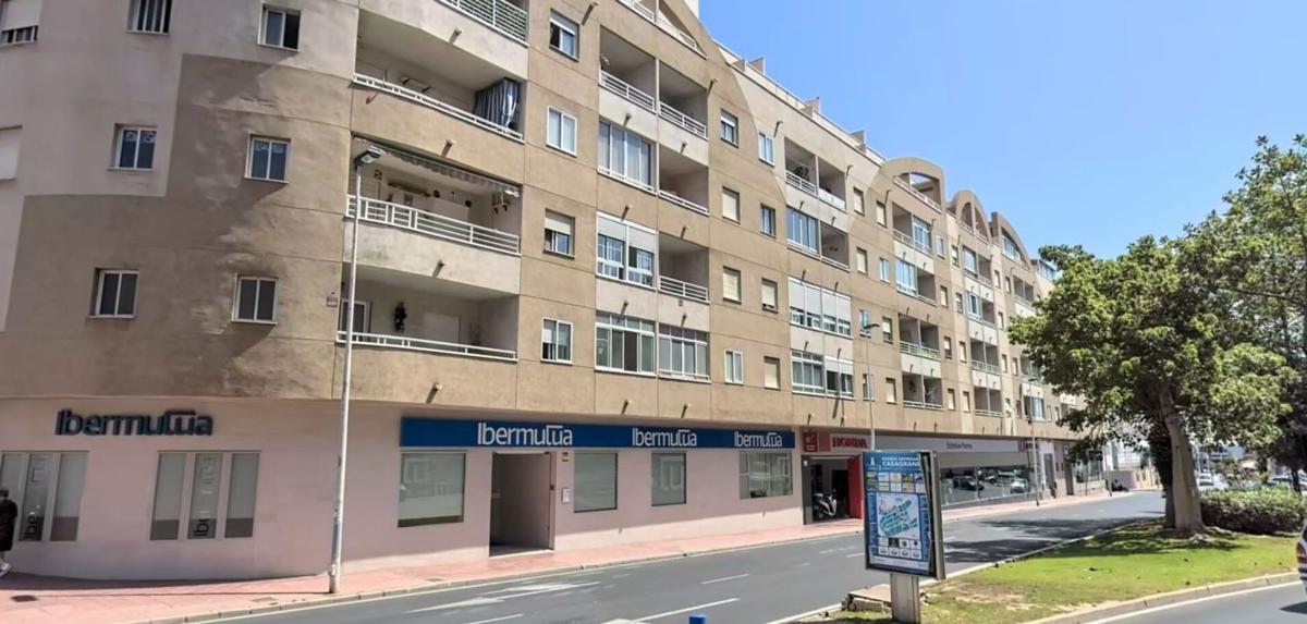 Venta de piso en Piso en Calle Caritas, Parque Acuático - Sector 25, Torrevieja, Torrevieja
photo 1