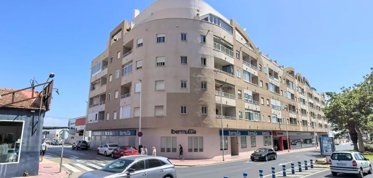 Venta de piso en Piso en Calle Caritas, Parque Acuático - Sector 25, Torrevieja, Torrevieja
photo 2