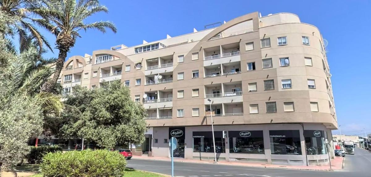 Venta de piso en Piso en Calle Caritas, Parque Acuático - Sector 25, Torrevieja, Torrevieja
photo 3