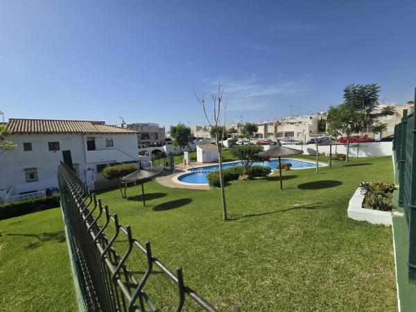 Chalet adosado en Calle Enol, Los Balcones - Los Altos del Edén, Torrevieja thumbnail 2