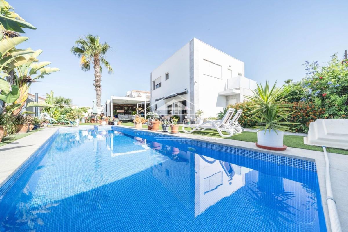 Venta de chalet independiente en Casa o chalet en La Siesta - El Salado - Torreta, Torrevieja, Torrevieja
photo 1