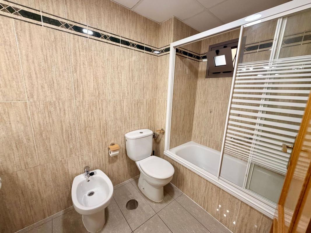 Venta de piso en Piso en Plaza de Ss. MM. Los Reyes de España, 7, Centro Urbano, Benidorm, Benidorm
 photo 3