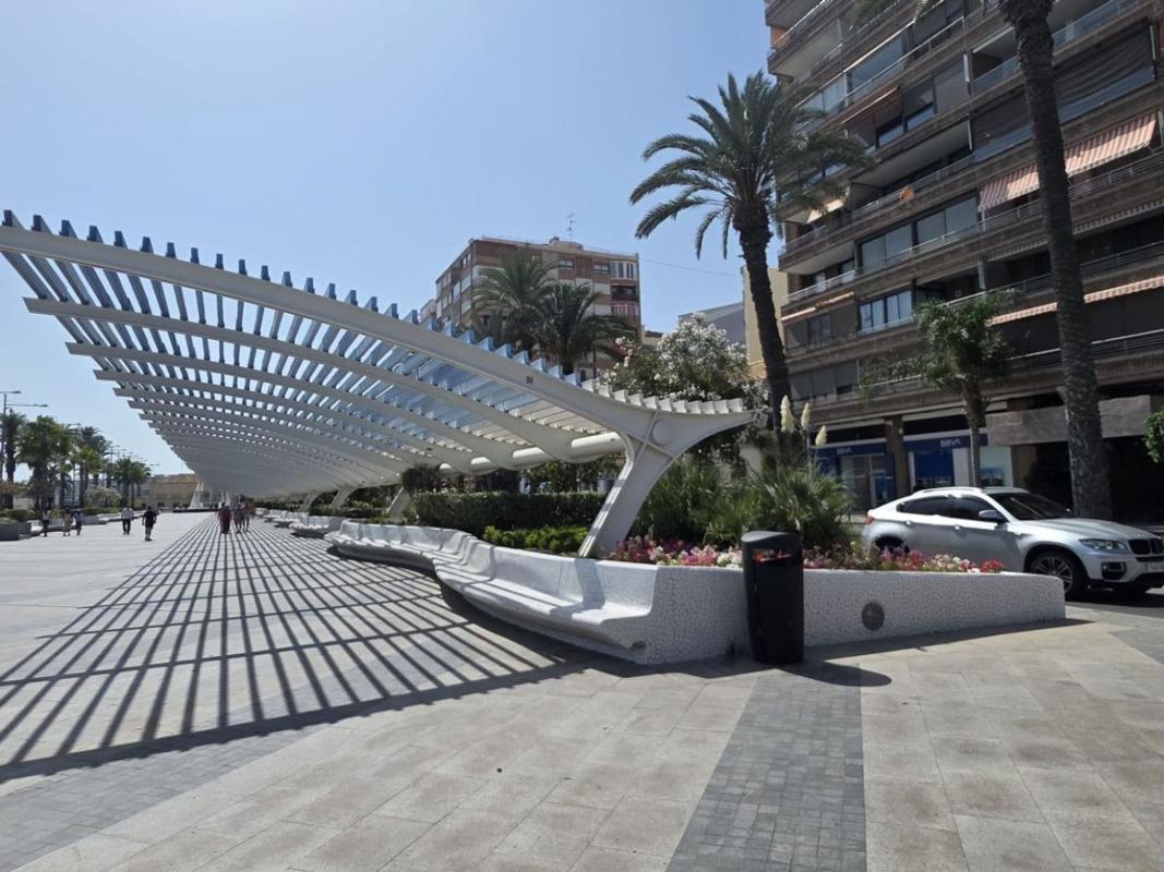 Venta de piso en Piso en Calle José Martínez Ruiz Azorín, Centro - Muelle Pesquero, Torrevieja, Torrevieja
photo 1
