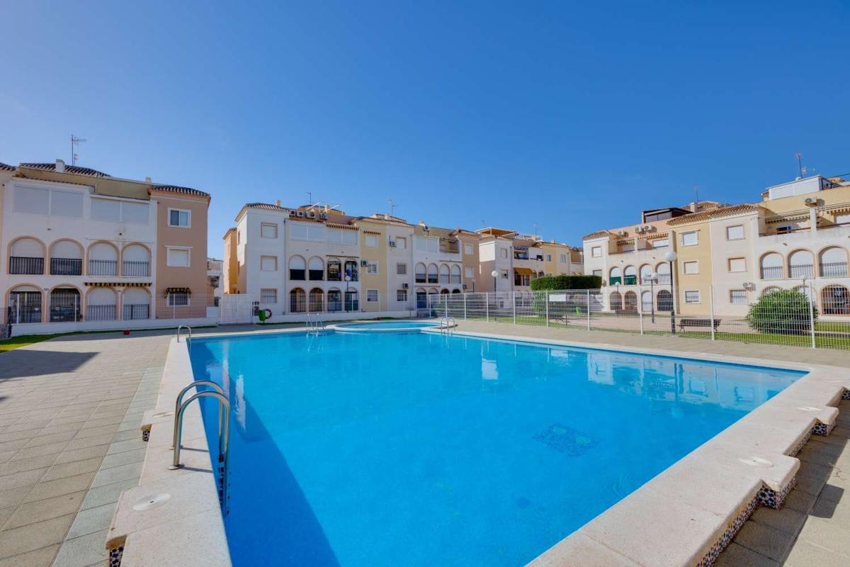 Venta de piso en Piso en Calle Ramon Rubial, La Veleta, Torrevieja, Torrevieja
photo 2