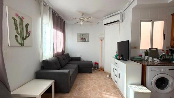 Venta de piso en Piso en Calle del Huerto, Parque de las Naciones, Torrevieja, Torrevieja
thumbnail 2