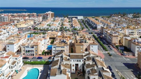 Venta de piso en Piso en Calle Mar Menor, Playa de los Náufragos, Torrevieja, Torrevieja
photo 1
