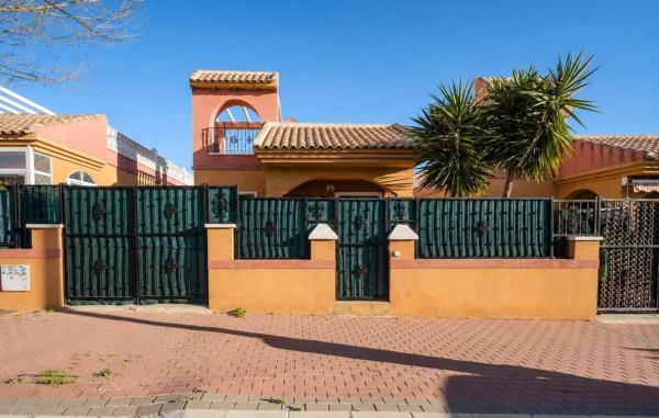 Chalet adosado en Avenida Asociación Victimas del Terrorismo s/n, Parque Acuático - Sector 25, Torrevieja photo 1