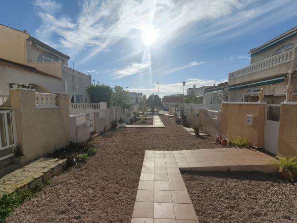 Chalet adosado en Rodrigo, La Siesta - El Salado - Torreta, Torrevieja thumbnail 2