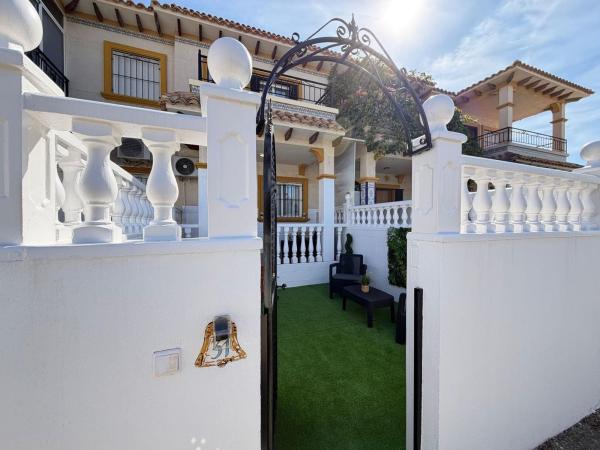 Chalet adosado en Calle Marejadilla, Punta Prima, Torrevieja thumbnail 1