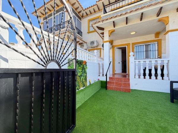 Chalet adosado en Calle Marejadilla, Punta Prima, Torrevieja thumbnail 2