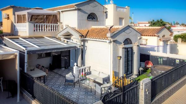 Chalet pareado en Avenida de las Urracas, 14, La Siesta - El Salado - Torreta, Torrevieja photo 1