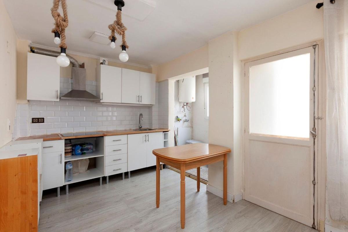Продажа квартиры на Piso en Calle del Topacio, 3, Colonia Requena - Virgen del Carmen, Alicante / Alacant, Аликанте / Алакант
photo 1