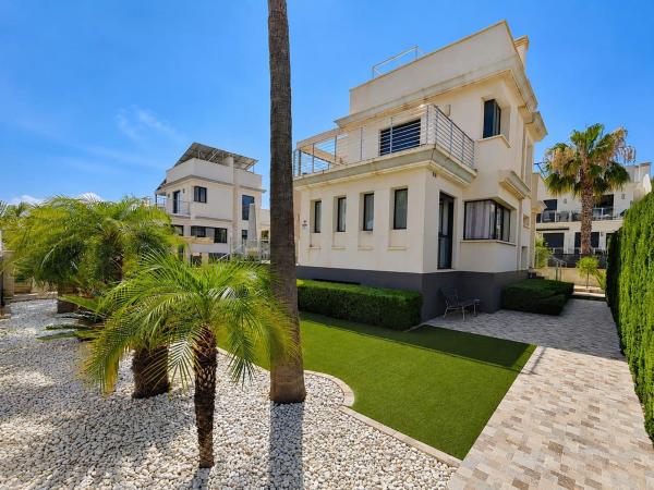 Casa o chalet independiente en Calle Turquesa, La Zenia, Orihuela thumbnail 1