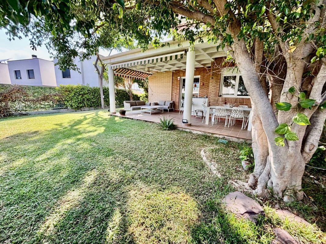 Продажа таунхауса в Chalet adosado en Nou Nazaret - Frank Espinós, San Juan de Alicante , Сан-Хуан-де-Аликанте photo 3