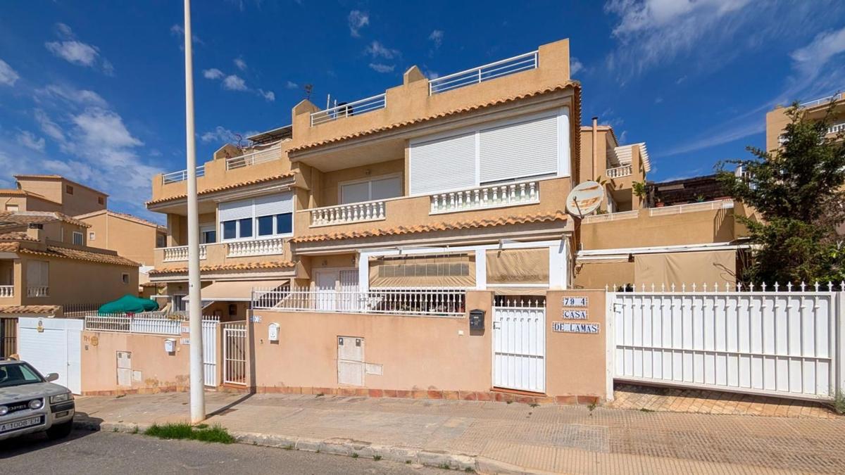 Продажа таунхауса в Chalet adosado en Calle Colombia, Calas de Santiago Bernabeu, Santa Pola , Санта Пола photo 2