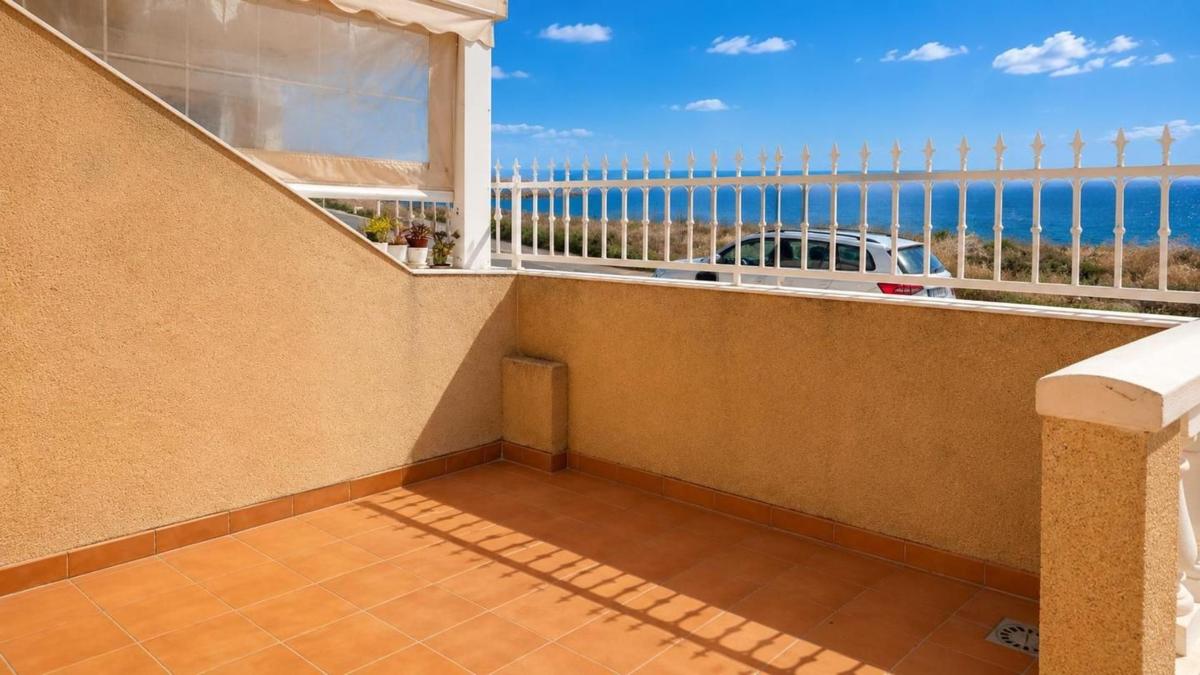 Продажа таунхауса в Chalet adosado en Calle Colombia, Calas de Santiago Bernabeu, Santa Pola , Санта Пола photo 3