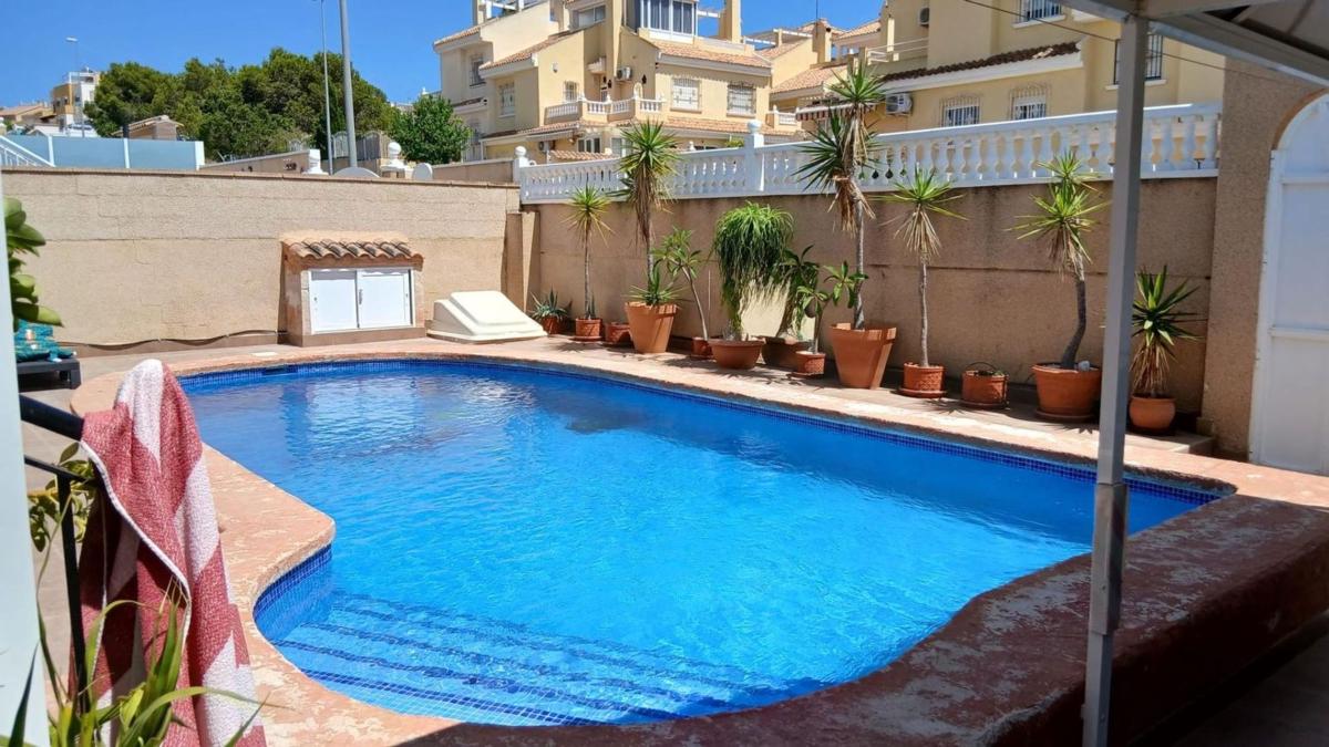 Продажа отдельного шале в Casa o chalet en Calle Baikal, Zona Lago - Los Almendros, Orihuela, Ориуэла photo 1