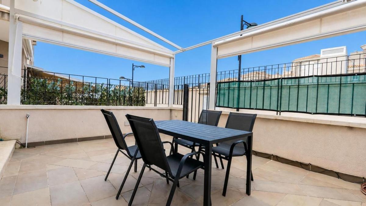 Sprzedaż niezależnego domku jednorodzinnego w  Chalet pareado en Avenida de Portugal, Calas de Santiago Bernabeu, Santa Pola, Santa Pola photo 4