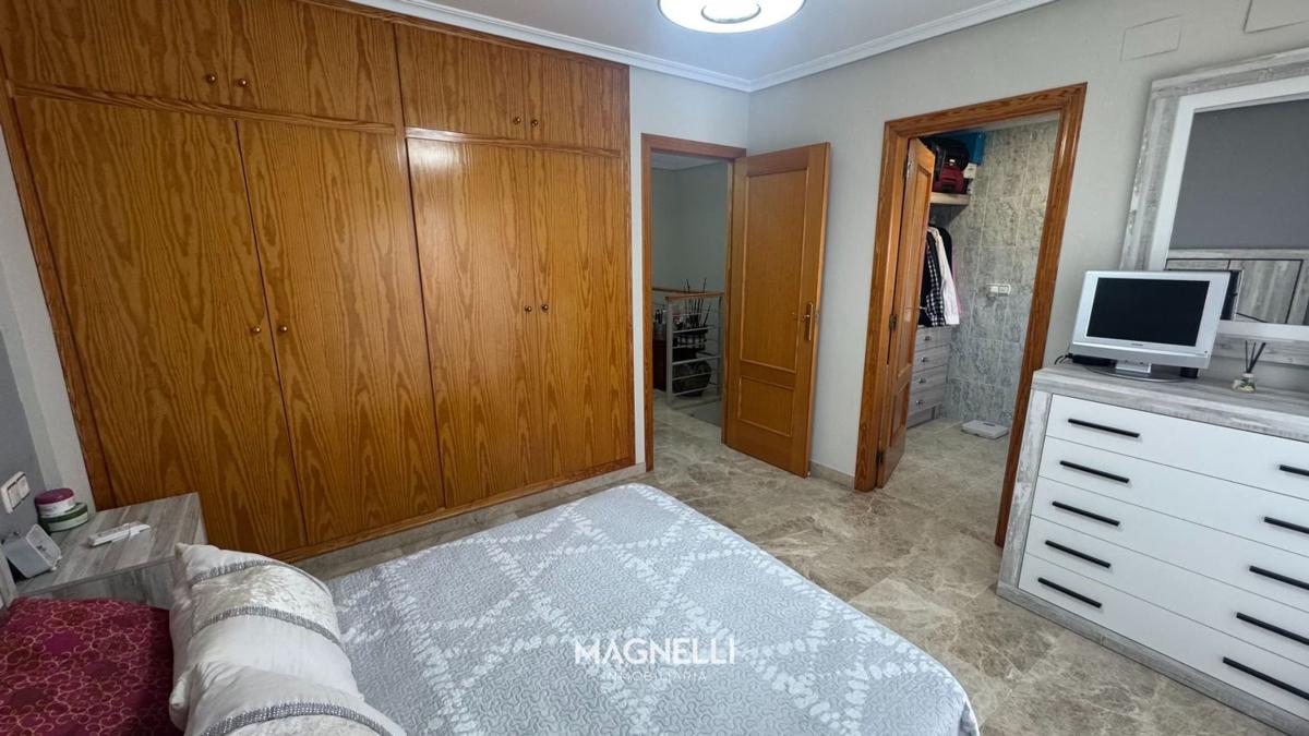 Sprzedaż szeregowego domku w Chalet adosado en Calle Monte Perdido, San Crispín - Huerta Nueva - Estación, Elda , Elda photo 5