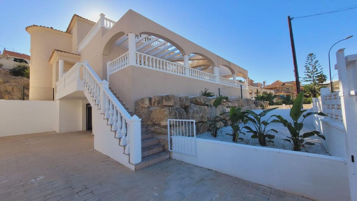Sale of independent chalet in Casa o chalet en Pueblo Acantilado - Lanuza, El Campello, El Campello
photo 2