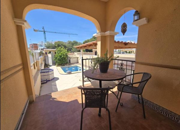 Chalet adosado en Calle Bidasoa, Villamartín, Orihuela thumbnail 2