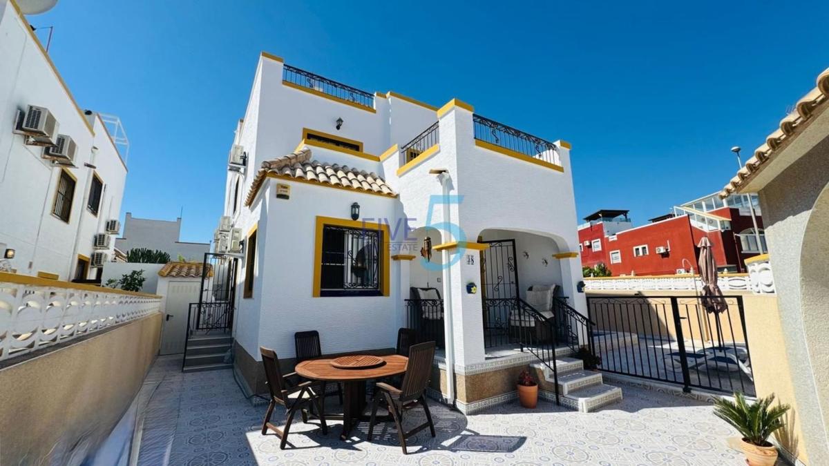 Sale of independent chalet in Casa o chalet en Zona Lago - Los Almendros, Orihuela, Orihuela
photo 1