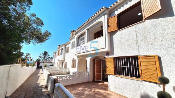 Частный шале на продаже в Casa o chalet en Playa Flamenca, Orihuela, Ориуэла photo 1