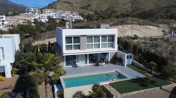 Частный шале на продаже в  Casa o chalet en Golf Bahía, Finestrat, Финестрат photo 1