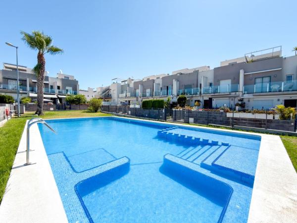 Chalet adosado en Calle Maite Pagazaurtundua Ruiz, Parque Acuático - Sector 25, Torrevieja photo 2