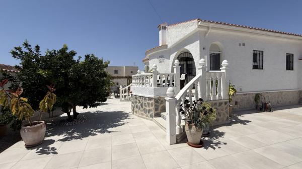 Chalet independiente en venta en Casa o chalet en Calle el Canario, La Siesta - El Salado - Torreta, Torrevieja, Torrevieja
 photo 2