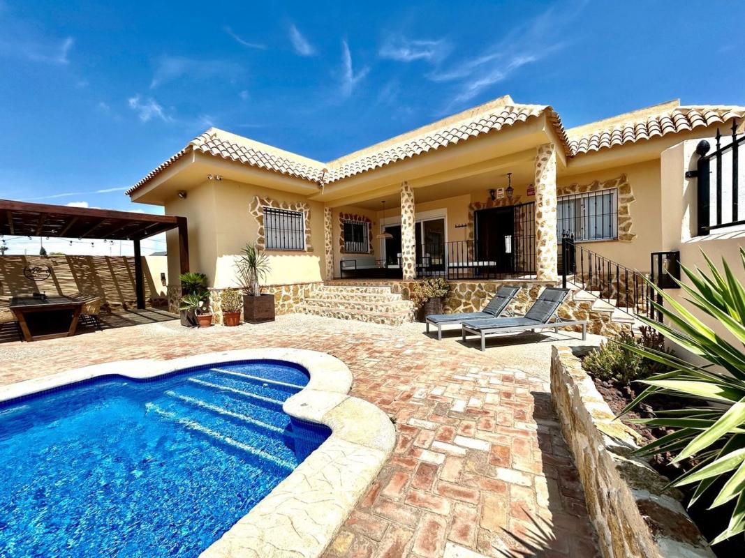 Продажа отдельного шале в Casa o chalet en La Zenia, Orihuela, Ориуэла photo 1
