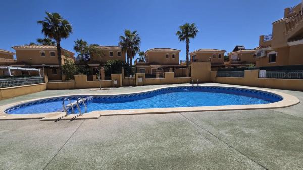 Chalet adosado en Calle Gotzone Mora s/n, Parque Acuático - Sector 25, Torrevieja photo 1