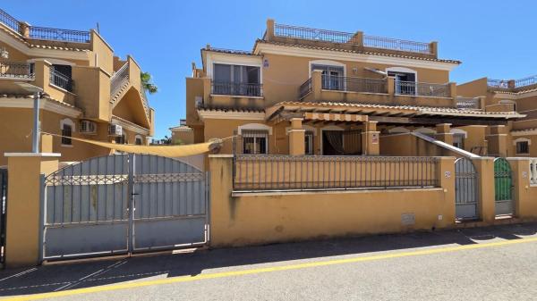 Chalet adosado en Calle Gotzone Mora s/n, Parque Acuático - Sector 25, Torrevieja photo 2