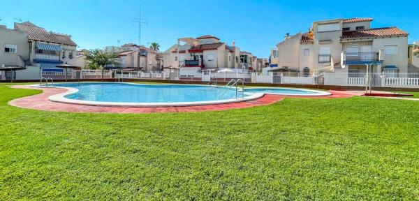 Chalet pareado en Calle Guapiles s/n, Playa Flamenca, Orihuela photo 1