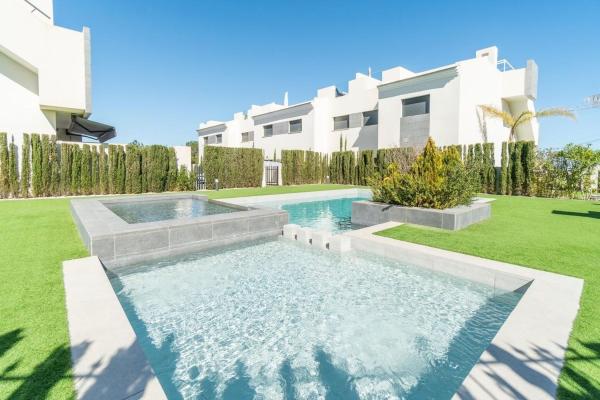 Casa o chalet independiente en Calle Pego, Los Balcones - Los Altos del Edén, Torrevieja thumbnail 1