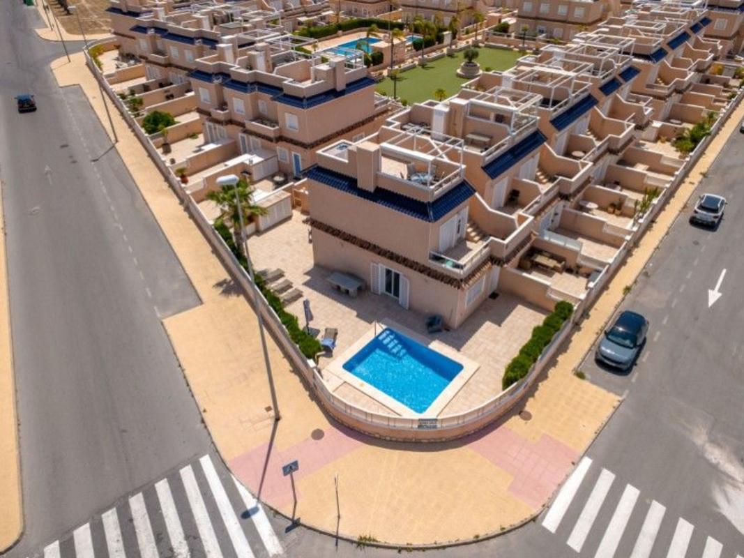 Sprzedaż niezależnego domku jednorodzinnego w Casa o chalet en Lomas de Cabo Roig, Orihuela, Orihuela photo 1