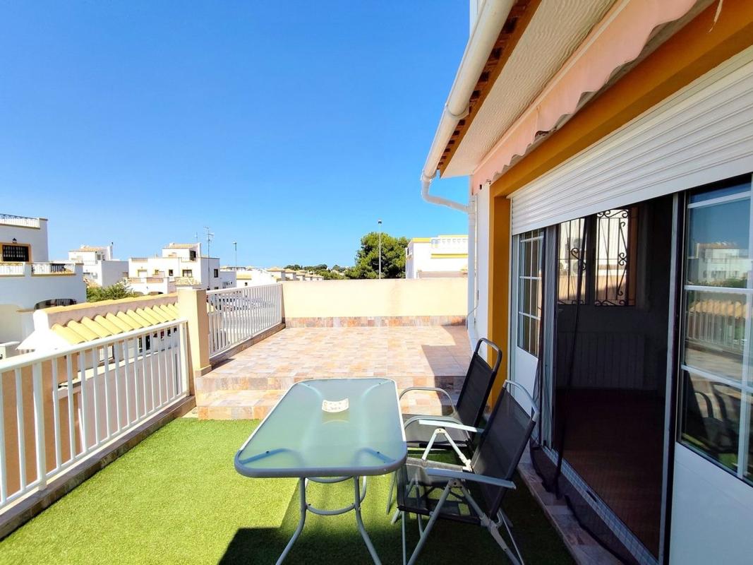 Venta de chalet independiente en Casa o chalet en Calle Lagunas de Ruidera, 71, Zona Lago - Los Almendros, Orihuela, Orihuela
photo 1