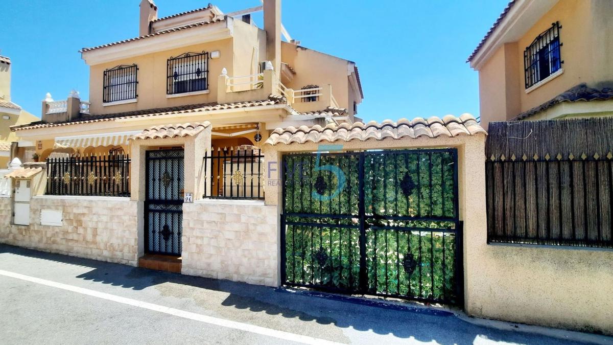 Sale of independent chalet in Casa o chalet en Zona Lago - Los Almendros, Orihuela, Orihuela
photo 1
