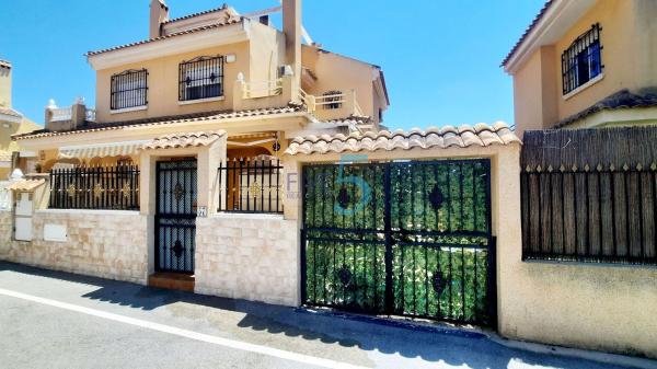 Chalet independiente en venta en Casa o chalet en Zona Lago - Los Almendros, Orihuela, Orihuela
photo 1