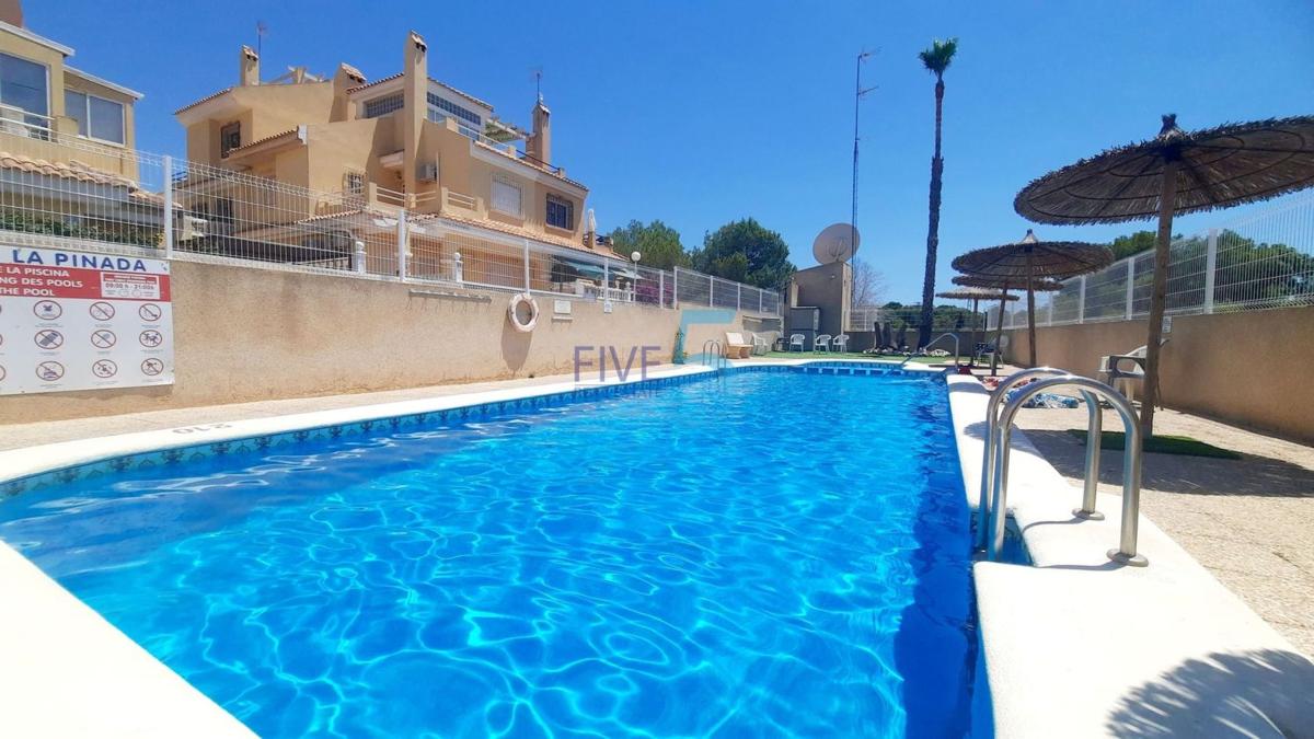 Sale of independent chalet in Casa o chalet en Zona Lago - Los Almendros, Orihuela, Orihuela
photo 2