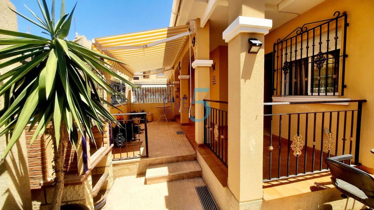 Sale of independent chalet in Casa o chalet en Zona Lago - Los Almendros, Orihuela, Orihuela
photo 3