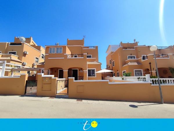 Chalet adosado en Calle Laguna de Fuentilleja, 521, Zona Lago - Los Almendros, Orihuela thumbnail 1