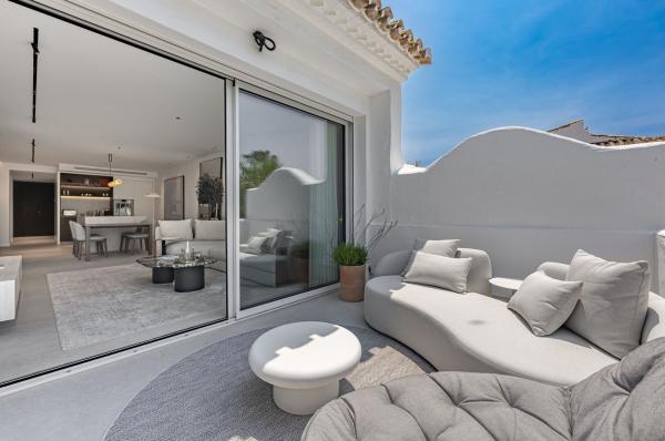 Дуплекс на продажу в Dúplex en Lugar Urbanizacion Fuentes del Rodeo, 5 C, Puerto Banús, Marbella, Марбелла photo 2