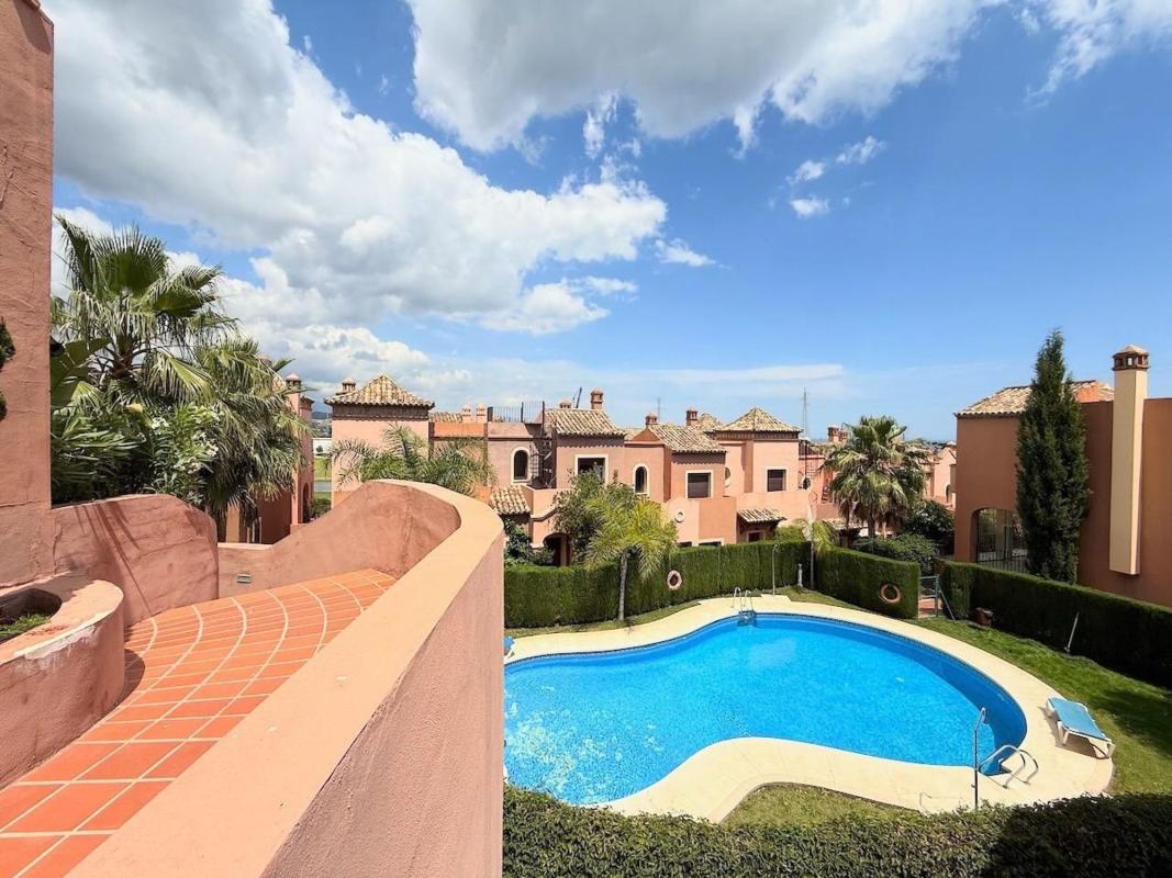 Sprzedaż szeregowego domku w Chalet adosado en Valle Romano Golf, Estepona , Estepona photo 2