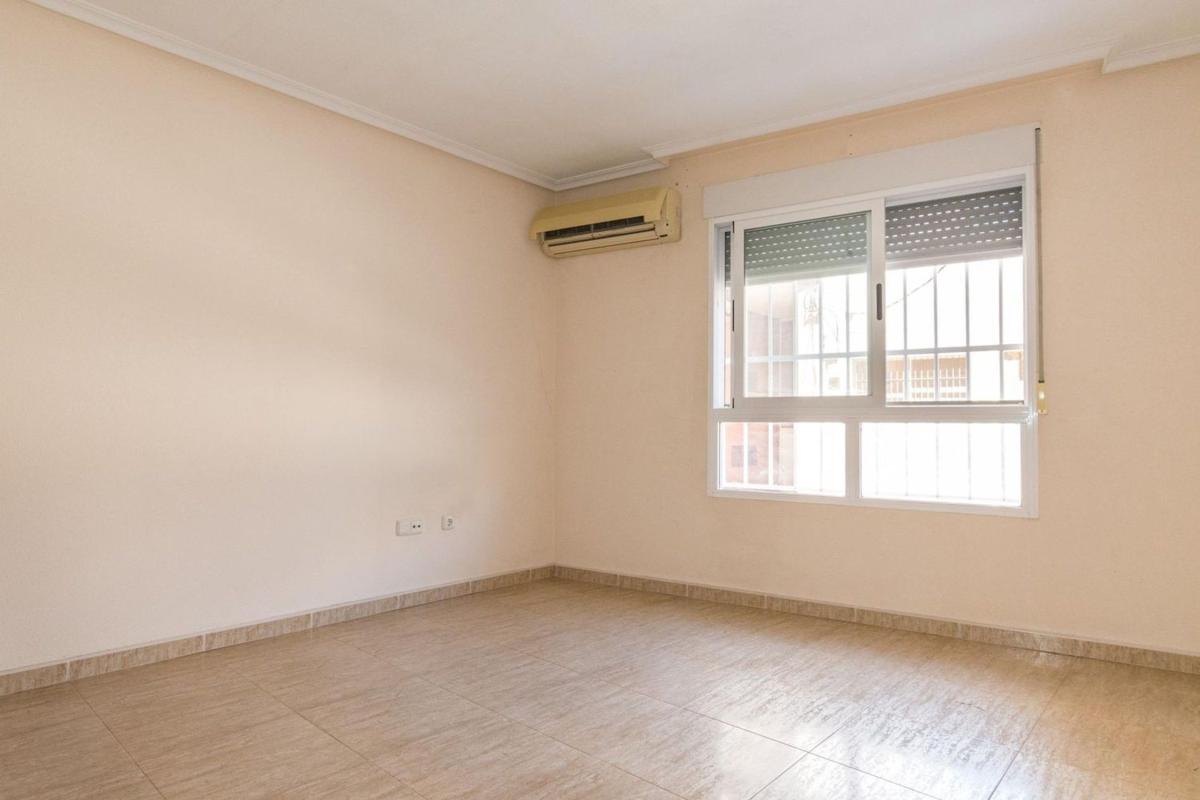 Sale of apartment in Piso en Calle José Martínez Ruiz Azorín, El Molino, Torrevieja, Torrevieja
photo 4