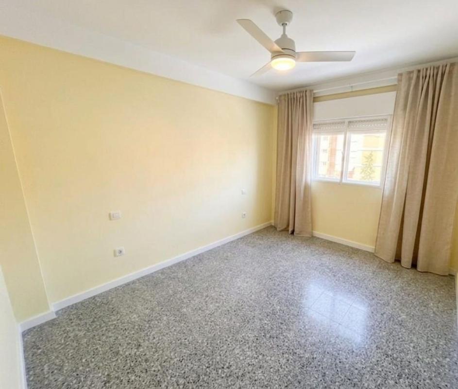 Venta de piso en Piso en Calle Nuestra Señora de los Clarines, Victoria Eugenia, Málaga, Málaga
photo 1