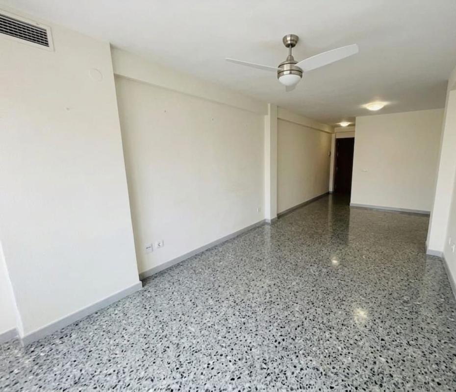 Venta de piso en Piso en Calle Nuestra Señora de los Clarines, Victoria Eugenia, Málaga, Málaga
photo 2