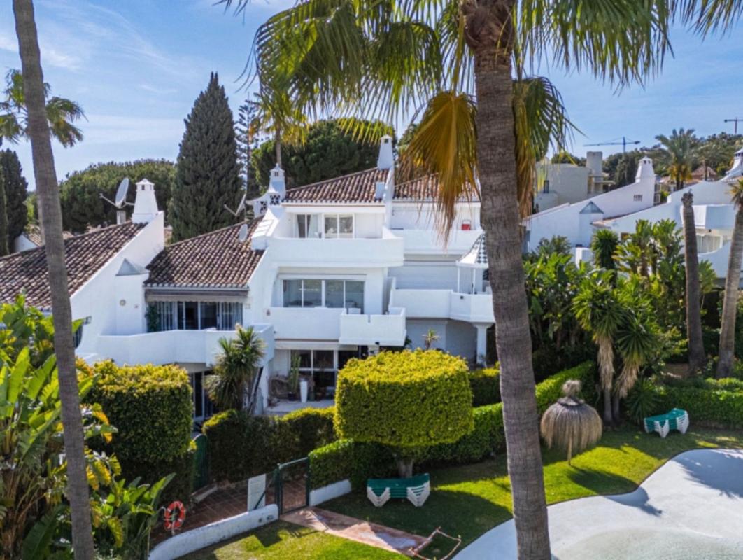 Продажа дуплекса на Dúplex en Urbanización Cascada de Camojan, Sierra Blanca, Marbella, Марбелла photo 1