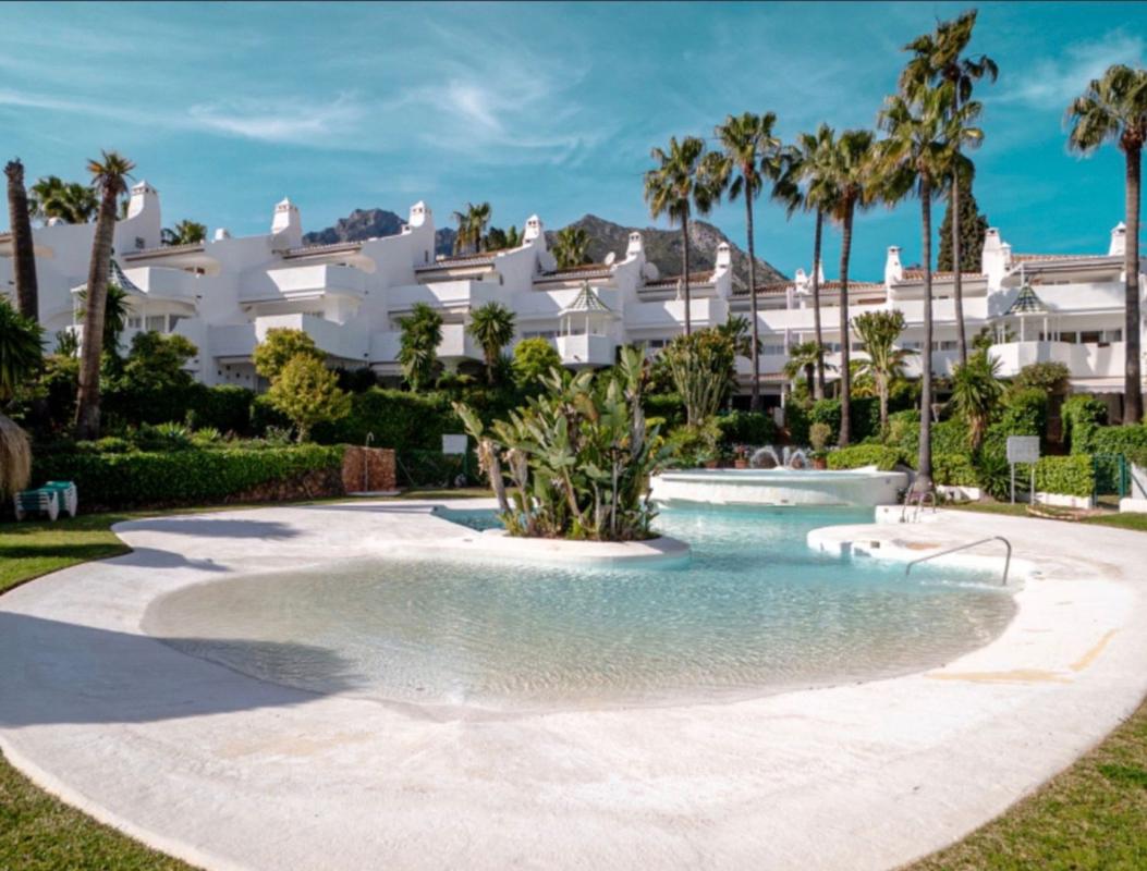 Продажа дуплекса на Dúplex en Urbanización Cascada de Camojan, Sierra Blanca, Marbella, Марбелла photo 2