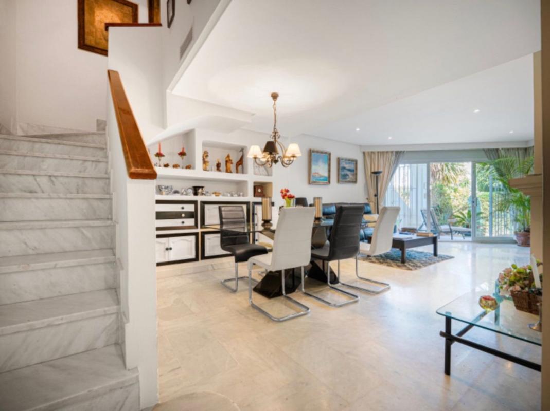 Продажа дуплекса на Dúplex en Urbanización Cascada de Camojan, Sierra Blanca, Marbella, Марбелла photo 3